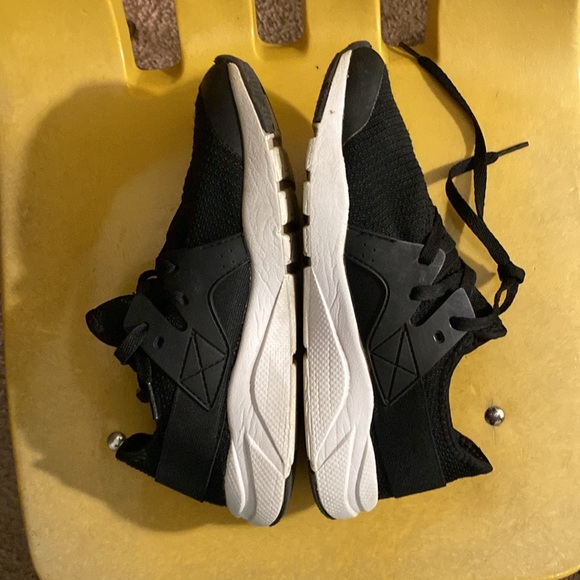 Black and white track shoes - Picture 3 of 4